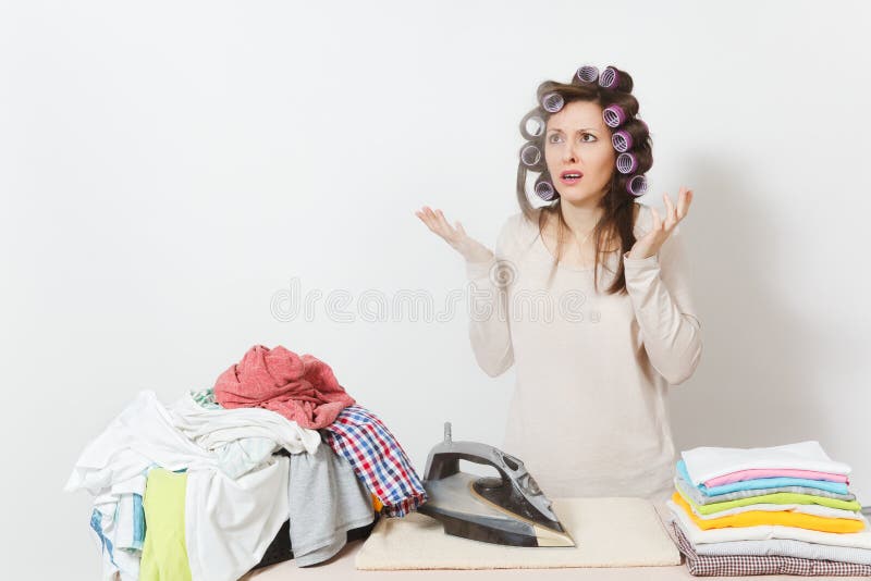 Młoda ładna gospodyni domowa Kobieta na białym tle Housekeeping pojęcie Odbitkowa przestrzeń dla reklamy zdjęcie stock Młoda ładna gospodyni domowa Kobieta na białym tle Housekeeping pojęcie Odbitkowa przestrzeń dla reklamy zdjęcie stock