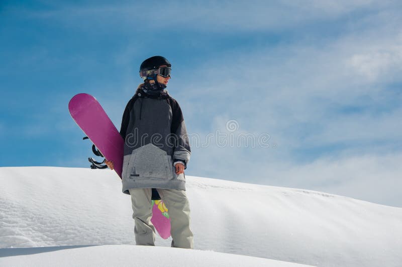 Młoda żeńska snowboarder pozycja na halnym skłonie fotografia stock Młoda żeńska snowboarder pozycja na halnym skłonie fotografia stock