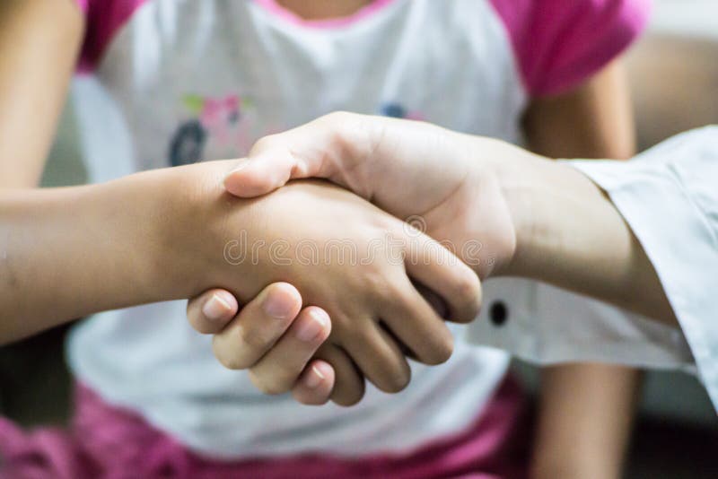 Młode Azjatyckie dziewczyny Shakehand dla przerwy Dyskutują w współpracy pojęciu zdjęcia royalty free Młode Azjatyckie dziewczyny Shakehand dla przerwy Dyskutują w współpracy pojęciu zdjęcia royalty free
