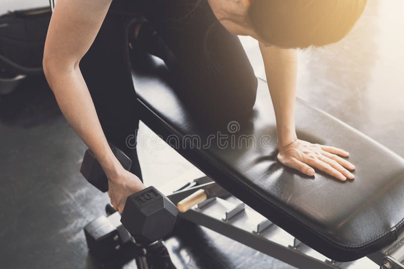 Młode azjatykcie kobiety podnosi dumbbell obrazy stock