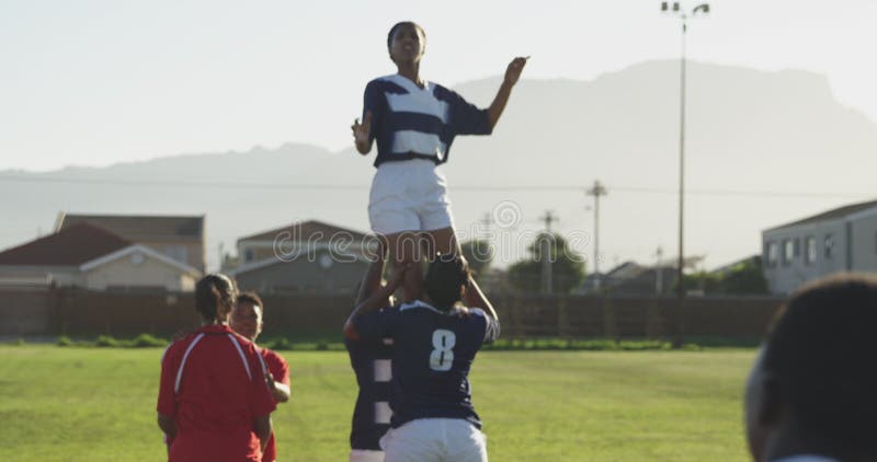 Młode dorosłe mecze w rugby