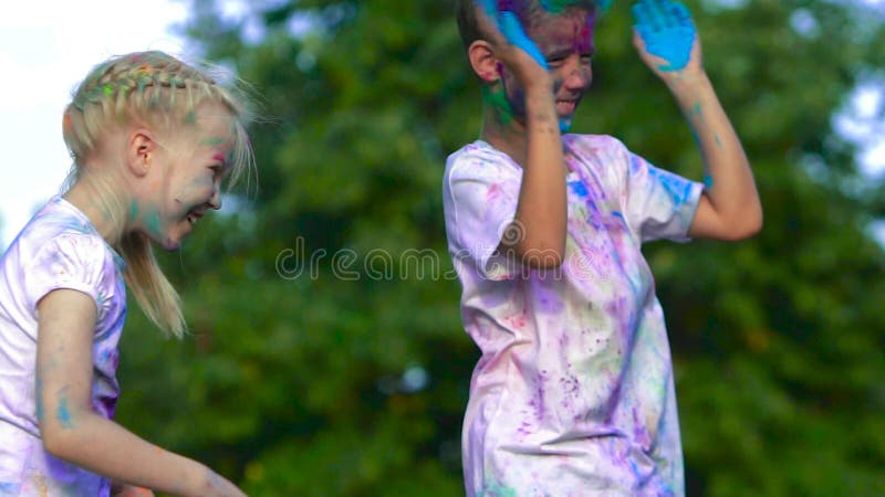 Młode dzieci ma zabawę i rzuca kolorowego świętego proszek przy each inny