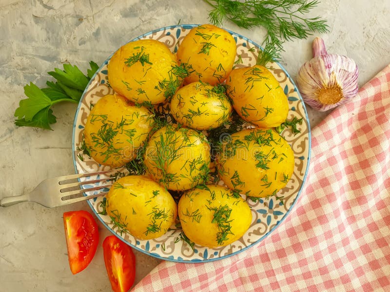 Młode gotowane ziemniaki smaczne domowe dill tło czosnek gotowany. Młody gotowany ziemniak dill tło czosnek gotowany ekologicznie smaczny dom