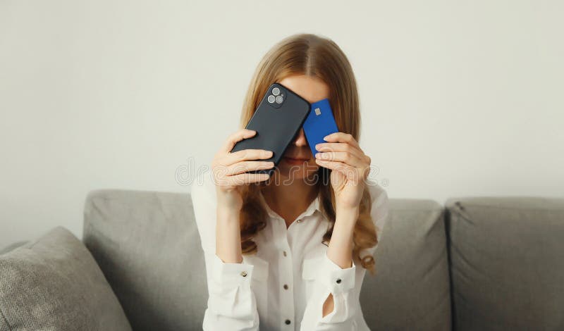 Młode kobiety denerwują oszustwami związanymi z kartami bankowymi smartphone problemy z płatnościami online obraz royalty free
