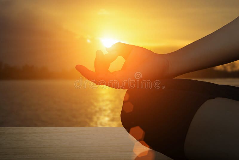 MÅ‚ode kobiety medytujÄ… podczas medytacji jogi, duchowe praktyki psychiatryczne z sylwetkÄ… lotu, ktÃ³re dajÄ… spokÃ³j