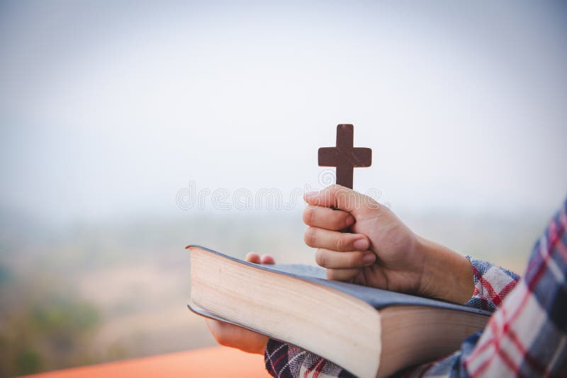Młode modlące się kobiety mają drewniany krzyż i Biblię Świętą Koncepcja religijna zdjęcia stock