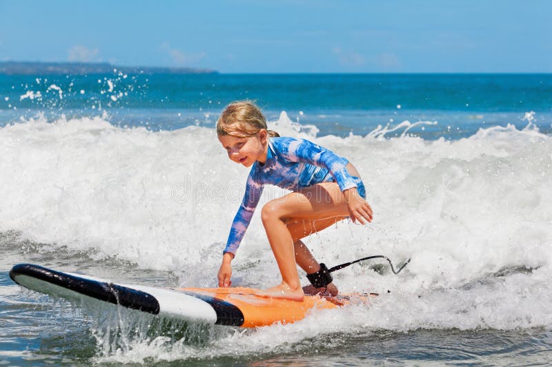 Młode surfingowiec przejażdżki na surfboard z zabawą na dennych fala fotografia royalty free Młode surfingowiec przejażdżki na surfboard z zabawą na dennych fala fotografia royalty free