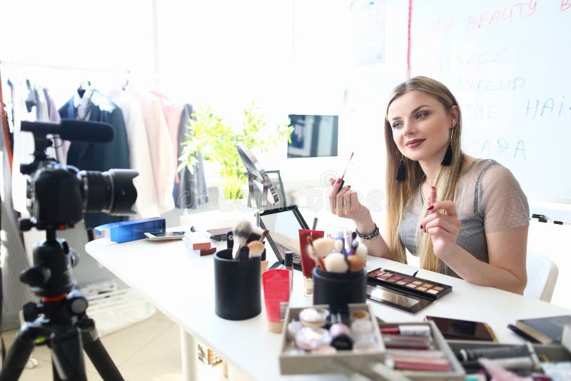 Młodego Blogger piękna Magnetofonowa rada dla Vlog zdjęcie stock Młodego Blogger piękna Magnetofonowa rada dla Vlog zdjęcie stock