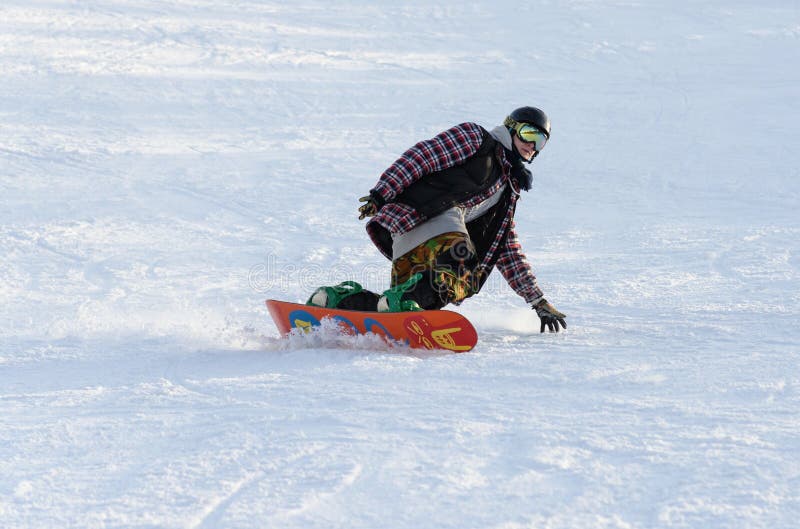 Młodego człowieka jazda na snowboardzie puszek piste zdjęcia royalty free Młodego człowieka jazda na snowboardzie puszek piste zdjęcia royalty free