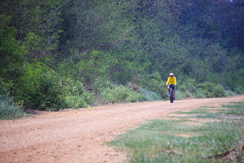 Młodego człowieka roweru górskiego jeździecki mtb w dżungla śladu use dla sporta