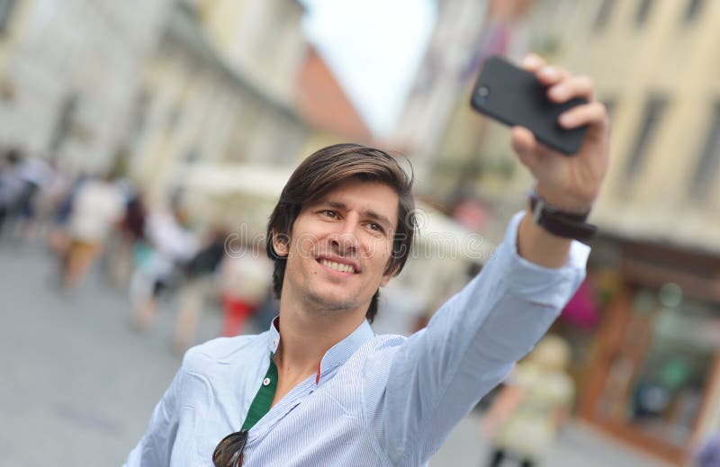 Młodego modnego modnisia Latynoski mężczyzna z okularami przeciwsłonecznymi bierze selfie obrazy stock Młodego modnego modnisia Latynoski mężczyzna z okularami przeciwsłonecznymi bierze selfie obrazy stock