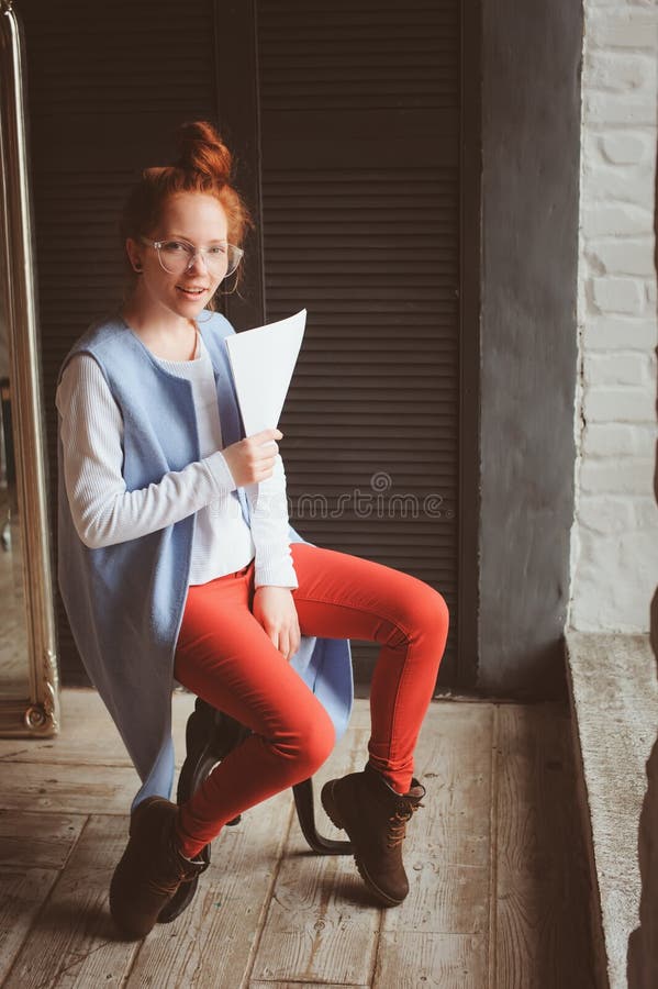 Młodego modnisia studencka kobieta lub kreatywnie freelance projektant pracuje na projekcie Mienie plan biznesowy lub coursework zdjęcia stock Młodego modnisia studencka kobieta lub kreatywnie freelance projektant pracuje na projekcie Mienie plan biznesowy lub coursework zdjęcia stock