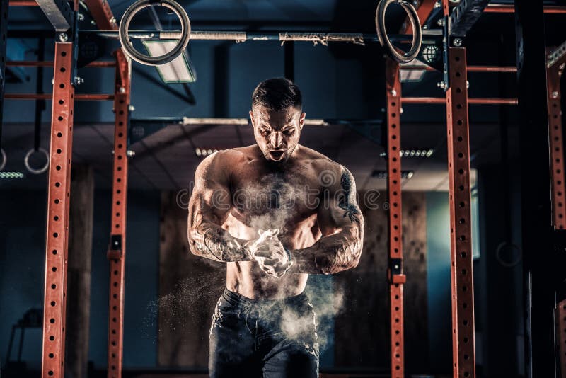 Młodej atlety crossfit ćwiczy szkolenie obraz royalty free Młodej atlety crossfit ćwiczy szkolenie obraz royalty free