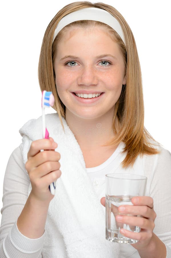 Młodej dziewczyny mienia toothbrush szkła wodny szczotkować zdjęcie stock