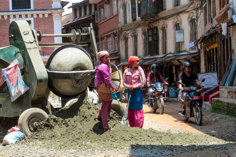 Młodej kobiety ciężka praca przy budową w Nepal fotografia stock