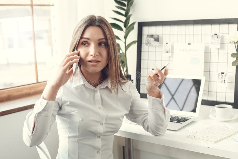 Młodej kobiety freelancer indoors ministerstwa spraw wewnętrznych pojęcia smartphone formalna stylowa komunikacja poważna obraz royalty free Młodej kobiety freelancer indoors ministerstwa spraw wewnętrznych pojęcia smartphone formalna stylowa komunikacja poważna obraz royalty free