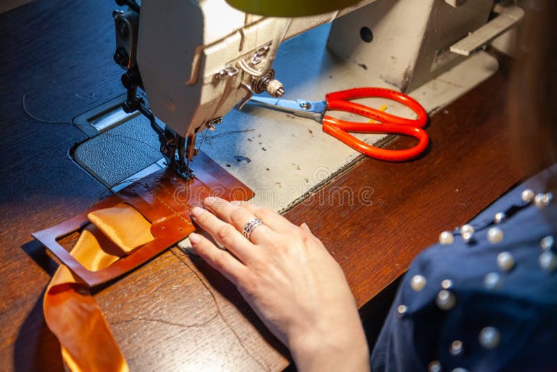 Młodej kobiety krawiectwo na szwalnej maszynie zdjęcia stock Młodej kobiety krawiectwo na szwalnej maszynie zdjęcia stock