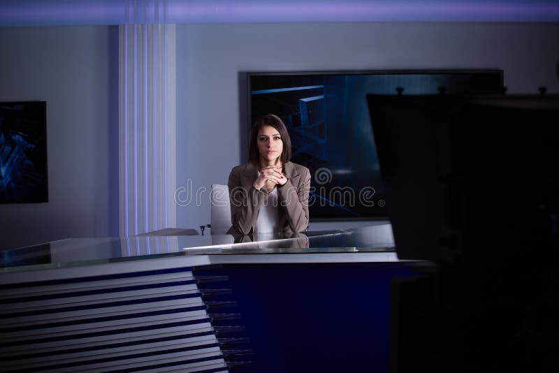 Młodej pięknej brunetki telewizyjny spiker przy studiiem podczas żywego transmitowania Kobiety TV dyrektor przy redaktorem w stud