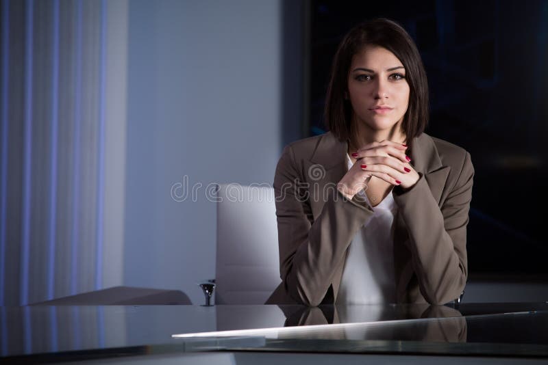 Młodej pięknej brunetki telewizyjny spiker przy studiiem podczas żywego transmitowania Kobiety TV dyrektor przy redaktorem w stud