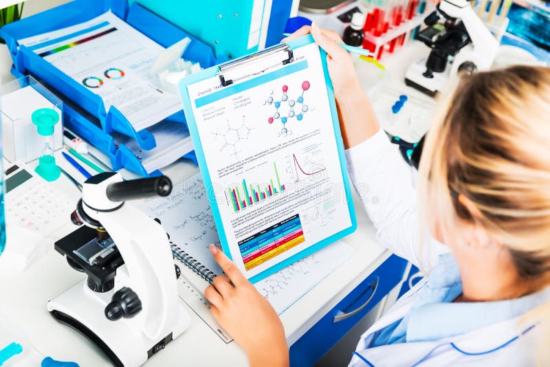 Młody atrakcyjny kobieta naukowiec bada w laboratorium zdjęcia stock