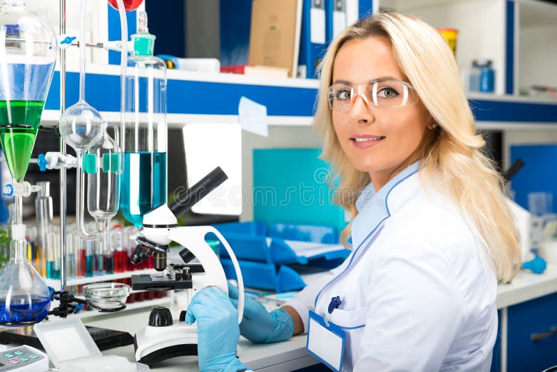 Młody atrakcyjny kobieta naukowiec bada w laboratorium zdjęcia stock