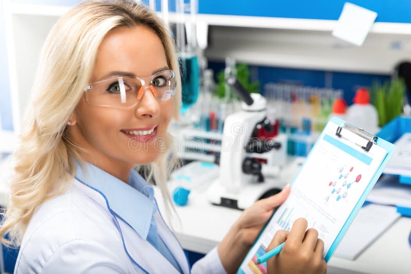 Młody atrakcyjny kobieta naukowiec bada w laboratorium fotografia stock