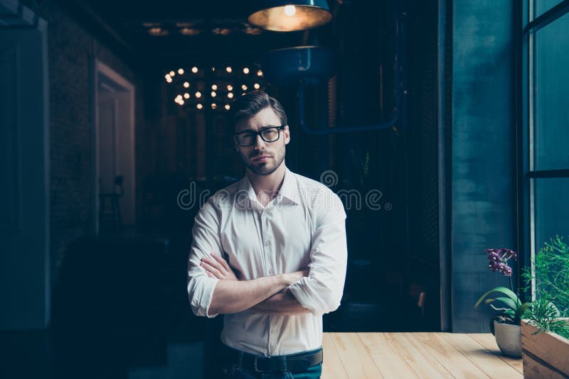 Młody atrakcyjny pomyślny ceo stoi przy jego pracy stacją zdjęcia royalty free Młody atrakcyjny pomyślny ceo stoi przy jego pracy stacją zdjęcia royalty free