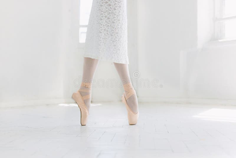 Młody balerina taniec, zbliżenie na nogach i buty, stoi w pointes obraz royalty free Młody balerina taniec, zbliżenie na nogach i buty, stoi w pointes obraz royalty free