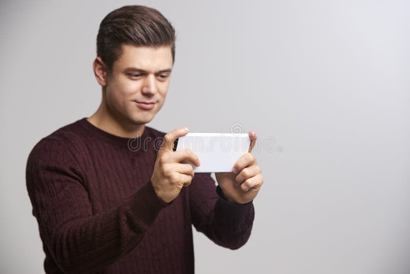 Młody biały człowiek bierze selfie z jego smartphone zdjęcia stock Młody biały człowiek bierze selfie z jego smartphone zdjęcia stock
