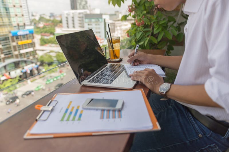Młody biznesowy pracownik pracuje przy balkonem firma obrazy stock Młody biznesowy pracownik pracuje przy balkonem firma obrazy stock