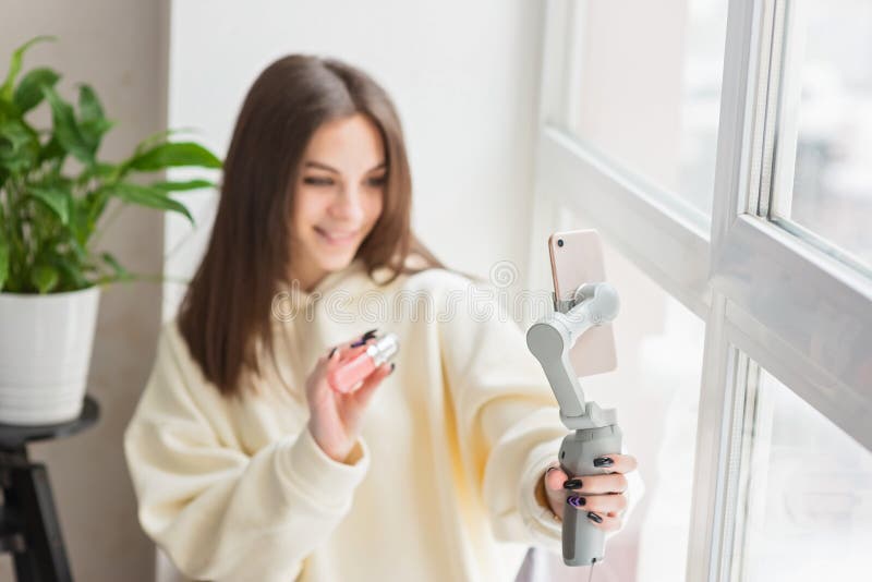 Młody bloger piękności zaleca wysokiej jakości kosmetyki w przeglądzie. producent ogłasza produkty dla abonentów zdjęcie stock
