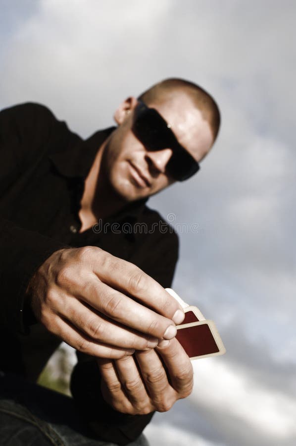 Młody caucasian mężczyzna z kartami outside obrazy stock Młody caucasian mężczyzna z kartami outside obrazy stock
