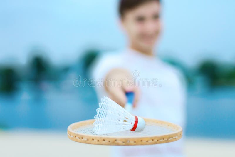 Młody człowiek bawić się w badminton obraz royalty free Młody człowiek bawić się w badminton obraz royalty free