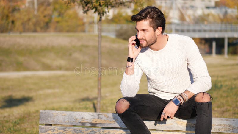 Młody człowiek robi rozmowie telefonicza plenerowa w mieście obraz royalty free Młody człowiek robi rozmowie telefonicza plenerowa w mieście obraz royalty free