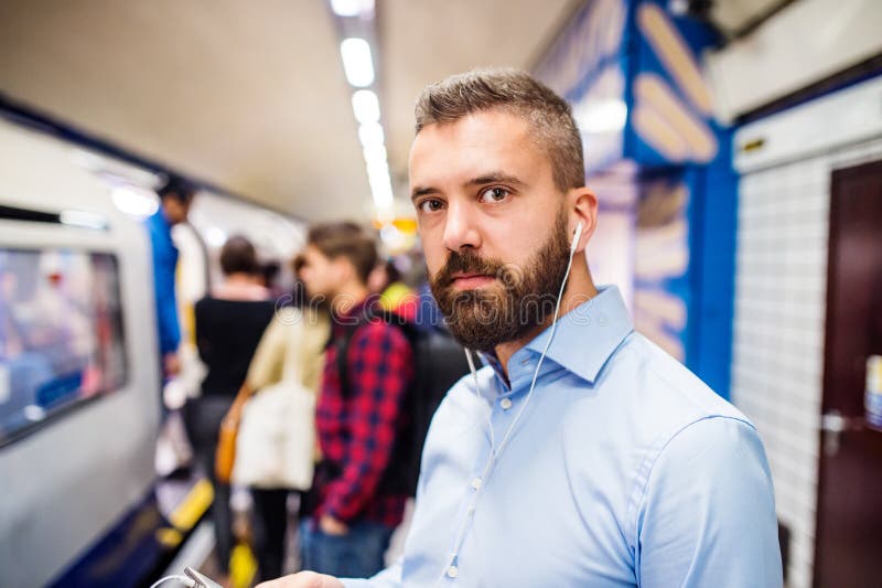Download Młody człowiek w metrze obraz stock. Obraz złożonej z stacja - 65225909