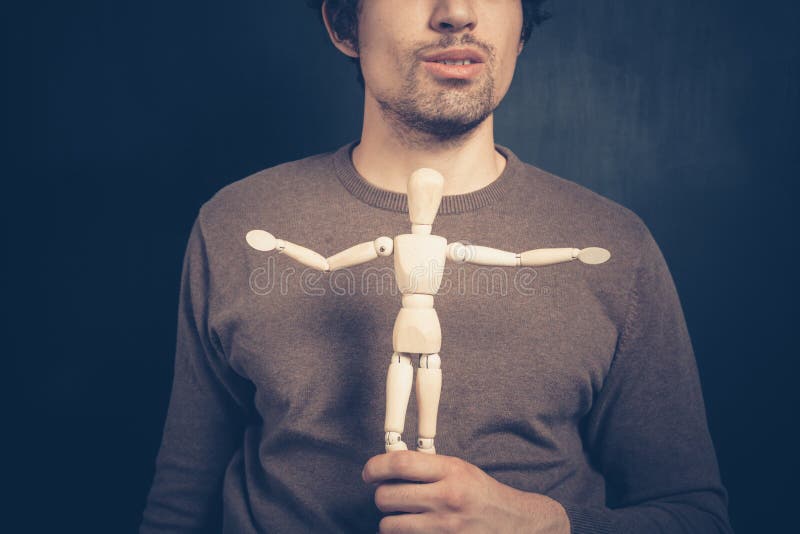 Młody mężczyzna z drewnianą kukłą fotografia stock