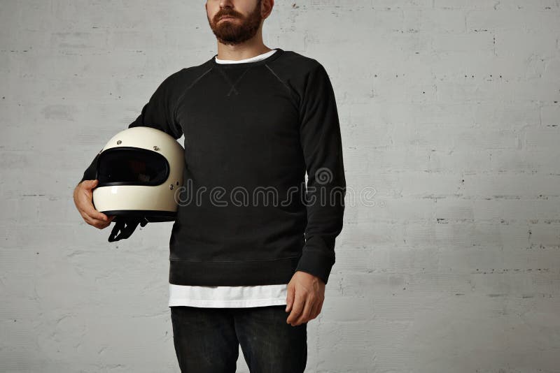 Młody człowiek z motocyklu hełmem obraz stock Młody człowiek z motocyklu hełmem obraz stock