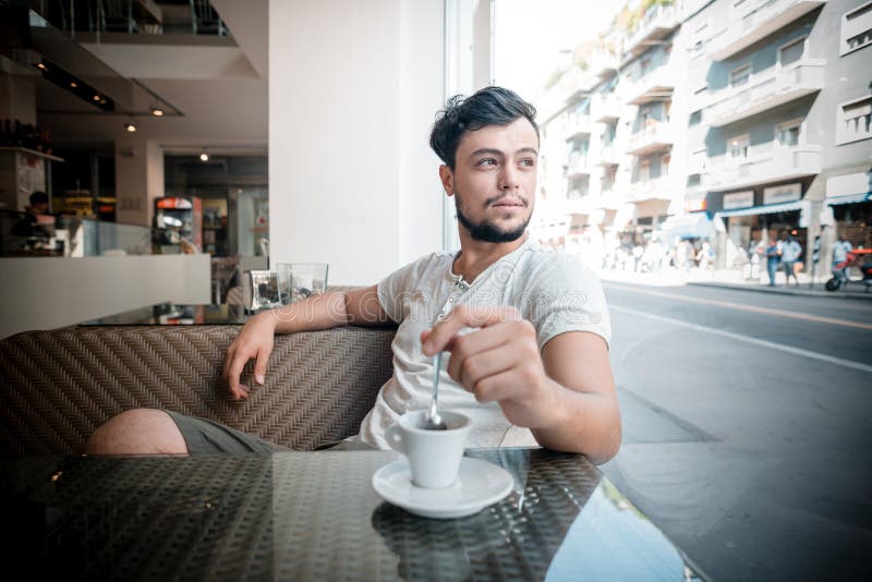 Młody elegancki mężczyzna przy barem obrazy stock Młody elegancki mężczyzna przy barem obrazy stock