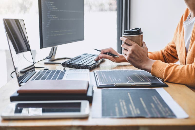 Młody Fachowy programista pracuje przy rozwija programowaniem i strona internetowa pracuje w oprogramowaniu rozwijamy firmy biuro obrazy royalty free Młody Fachowy programista pracuje przy rozwija programowaniem i strona internetowa pracuje w oprogramowaniu rozwijamy firmy biuro obrazy royalty free