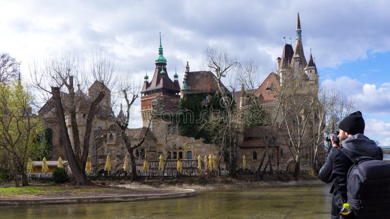 Młody fotograf fotografuje Vajdahunyad kasztel obrazy stock Młody fotograf fotografuje Vajdahunyad kasztel obrazy stock