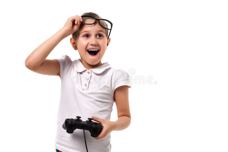 Młody małej dziewczynki sztuki gra wideo gamepad fotografia stock Młody małej dziewczynki sztuki gra wideo gamepad fotografia stock