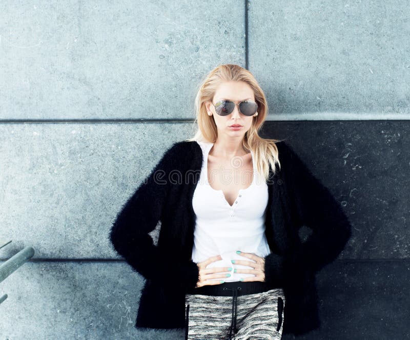 Młody modny blondynki dziewczyny pozować obraz royalty free