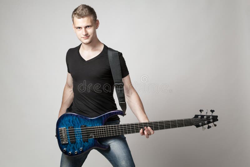 Jak Nazywa Się Muzyk Grający Na Altówce Muzyk Męski Grający Na Gitarze W Nowoczesnym Domu. Obraz Poziomy