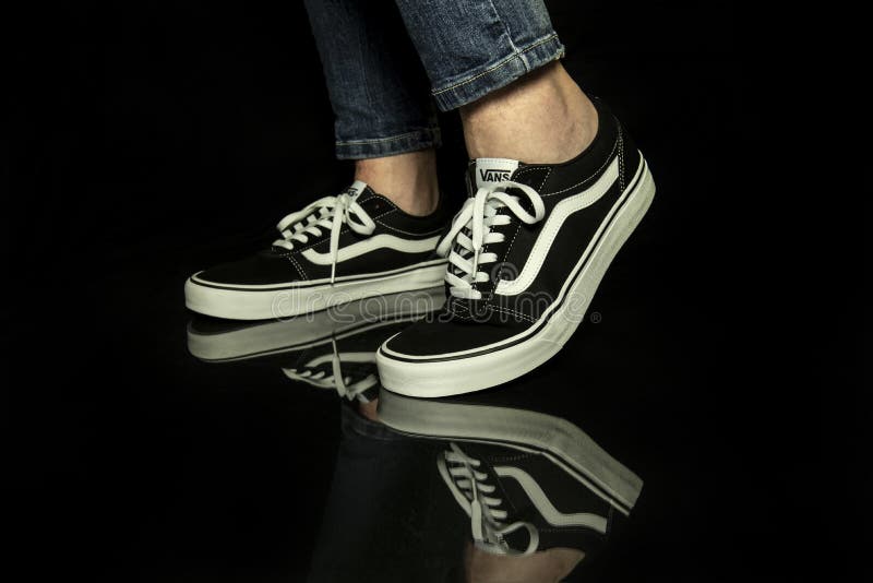 Młody mężczyzna noszący nowe czarno-białe buty Vans Old Skool obraz royalty free Młody mężczyzna noszący nowe czarno-białe buty Vans Old Skool obraz royalty free