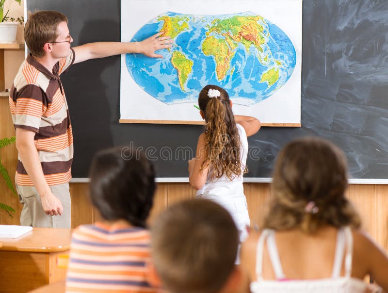 Młody nauczyciel przy geografii lekcją
