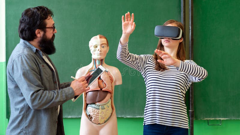 Młody nauczyciel używa rzeczywistość wirtualna szkła i 3D prezentację Edukacja, VR, nauczanie, nowe technologie i nauczanie metod
