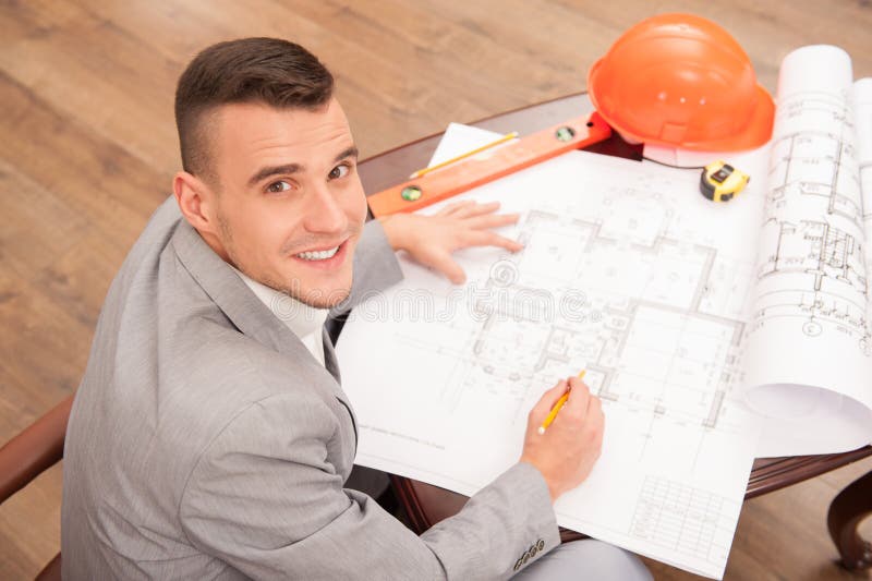 Młody przystojny architekta inżynier pracuje dalej obrazy stock Młody przystojny architekta inżynier pracuje dalej obrazy stock