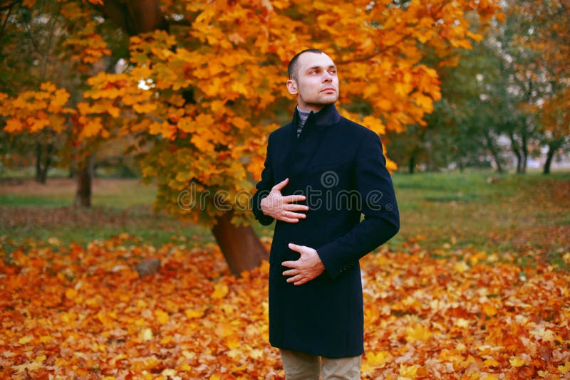 Młody przystojny mężczyzna w żakiecie Modny well ubierał mężczyzna pozuje w eleganckim żakiecie Ufna i skupiająca się chłopiec pl obrazy royalty free Młody przystojny mężczyzna w żakiecie Modny well ubierał mężczyzna pozuje w eleganckim żakiecie Ufna i skupiająca się chłopiec pl obrazy royalty free