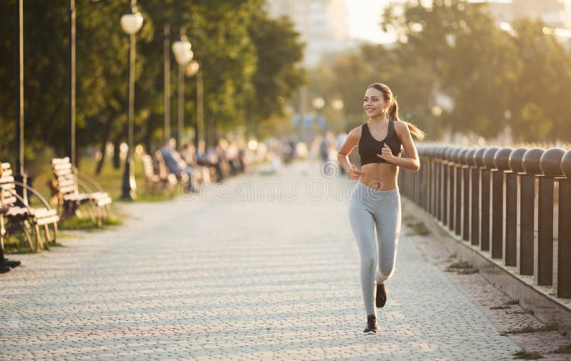 Młody sporty kobieta bieg na quay w miasto parku zdjęcia stock Młody sporty kobieta bieg na quay w miasto parku zdjęcia stock