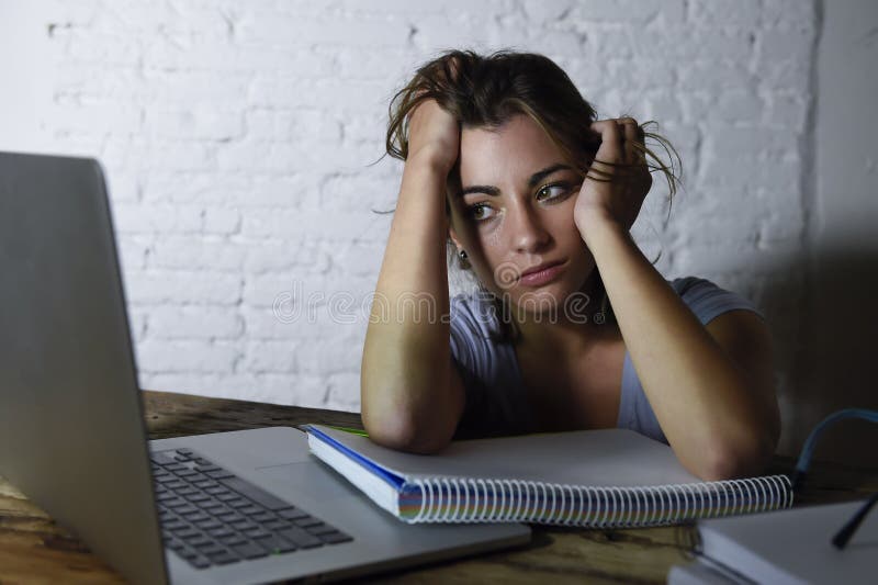 Młody studencki studiowanie męczącego dziewczyna laptopu narządzania egzaminu wyczerpujący i udaremniający uczucie stres w domu